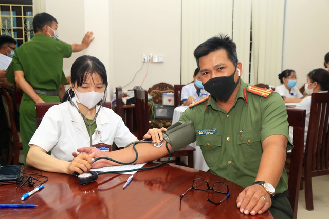 Thừa Thiên Huế: Hàng trăm chiến sĩ công an hiến máu tình nguyện giữa mùa dịch - Ảnh 7.