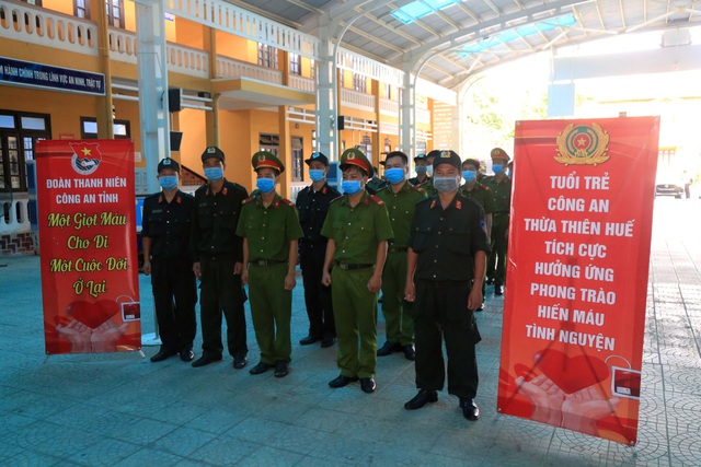 Thừa Thiên Huế: Hàng trăm chiến sĩ công an hiến máu tình nguyện giữa mùa dịch - Ảnh 3.
