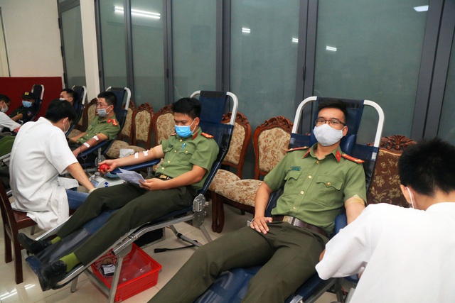 Thừa Thiên Huế: Hàng trăm chiến sĩ công an hiến máu tình nguyện giữa mùa dịch - Ảnh 4.