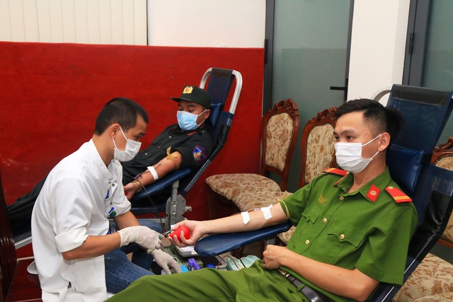 Thừa Thiên Huế: Hàng trăm chiến sĩ công an hiến máu tình nguyện giữa mùa dịch - Ảnh 1.