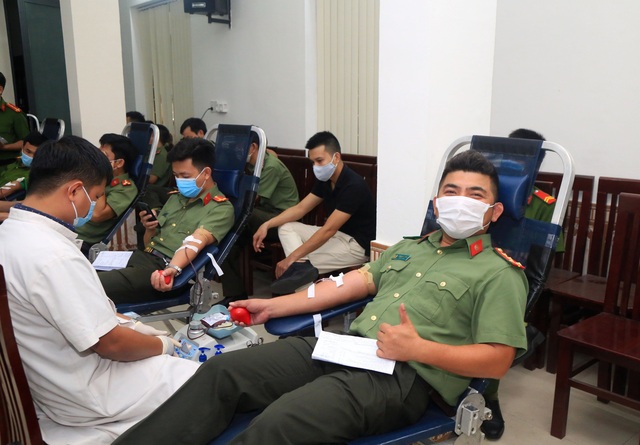 Thừa Thiên Huế: Hàng trăm chiến sĩ công an hiến máu tình nguyện giữa mùa dịch - Ảnh 6.