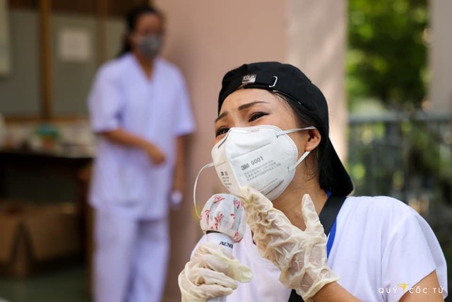 Phương Thanh: Tôi làm tình nguyện viên đến 1h sáng, con gái vẫn đợi mẹ về - Ảnh 2.