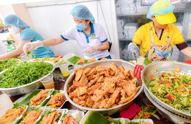 Tập đoàn Sovico tặng 10 xe cứu thương, chuyên chở hàng ngàn y bác sỹ, phát tặng hàng trăm ngàn suất cơm gửi tới người cách ly và y bác sĩ tại TP Hồ Chí Minh - Ảnh 2.