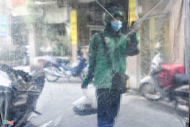 Bún đậu bán không chạm tay nhau qua tấm chắn nylon ở Hà Nội - Ảnh 9.