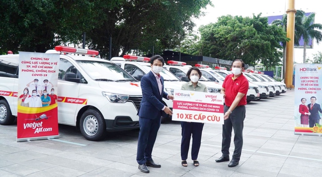 Tập đoàn Sovico tặng 10 xe cứu thương, chuyên chở hàng ngàn y bác sỹ, phát tặng hàng trăm ngàn suất cơm gửi tới người cách ly và y bác sĩ tại TP Hồ Chí Minh - Ảnh 3.