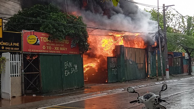 Hà Nội: Cháy lớn kho hàng điện tử trong ngày đầu giãn cách xã hội - Ảnh 3.