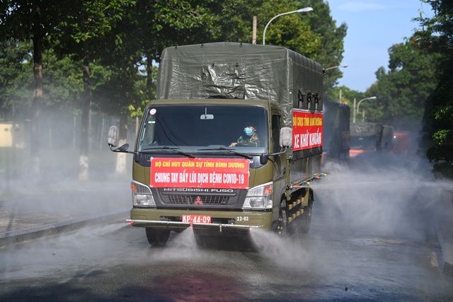 Bình Dương phun khử khuẩn diện rộng, tiêm vắc xin trên địa bàn toàn tỉnh - Ảnh 3.