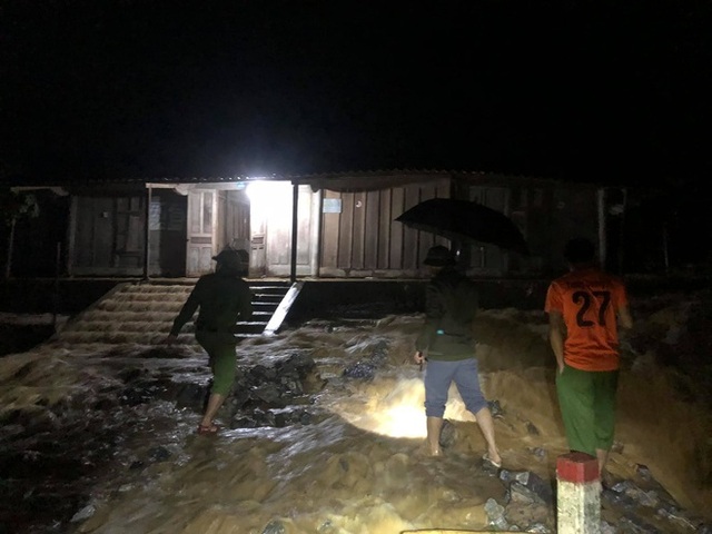  Mưa lớn suốt 24 giờ gây ngập lụt ở huyện cao nhất Nghệ An  - Ảnh 1.