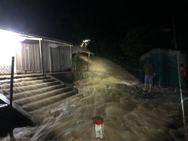  Mưa lớn suốt 24 giờ gây ngập lụt ở huyện cao nhất Nghệ An  - Ảnh 2.