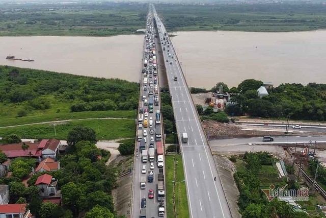 Hàng nghìn xe nối đuôi quay đầu, cầu Phù Đổng tắc dài nhiều km - Ảnh 1.