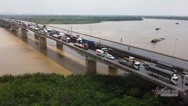 Hàng nghìn xe nối đuôi quay đầu, cầu Phù Đổng tắc dài nhiều km - Ảnh 2.