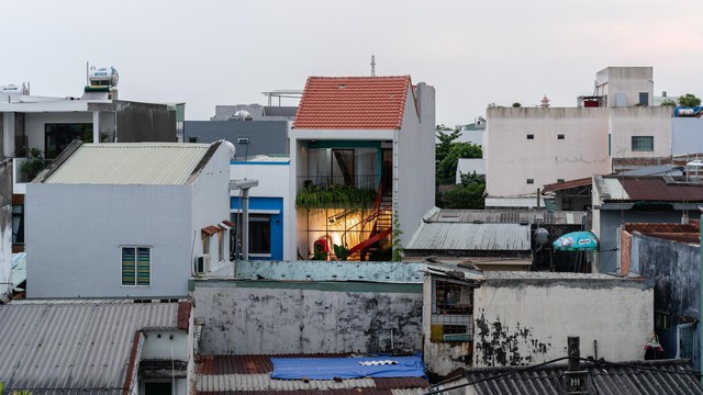 Mê mẩn với nhà ống đảo cầu thang ra trước để tăng công năng trong ngõ hẹp Đà Nẵng - Ảnh 1.