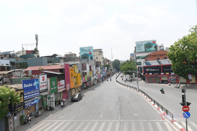 Ngày đầu cách ly xã hội, lượng xe cộ vào giờ cao điểm ở Hà Nội giảm rõ rệt - Ảnh 1.