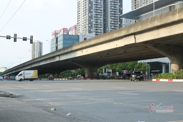 Ngày đầu cách ly xã hội, lượng xe cộ vào giờ cao điểm ở Hà Nội giảm rõ rệt - Ảnh 2.