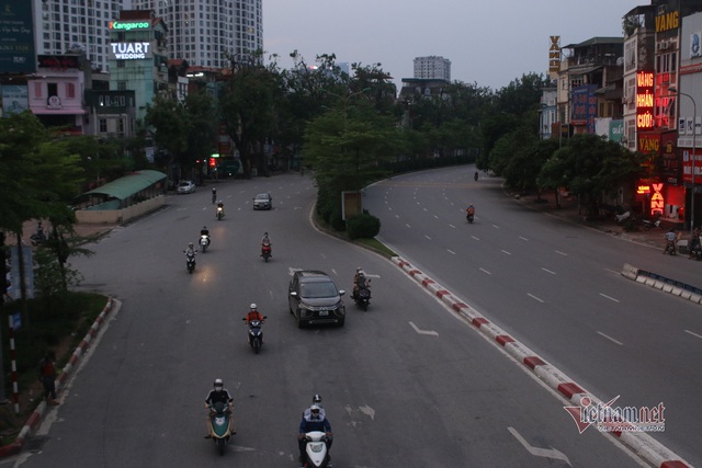 Ngày đầu cách ly xã hội, lượng xe cộ vào giờ cao điểm ở Hà Nội giảm rõ rệt - Ảnh 11.