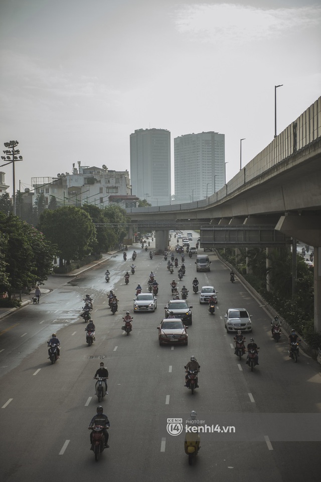 Hà Nội ngày đầu thực hiện giãn cách xã hội theo Chỉ thị 16: Đường phố vắng lặng, hàng quán đóng kín cửa im lìm - Ảnh 19.