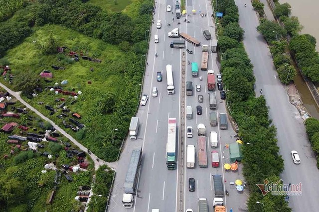 Hàng nghìn xe nối đuôi quay đầu, cầu Phù Đổng tắc dài nhiều km - Ảnh 3.