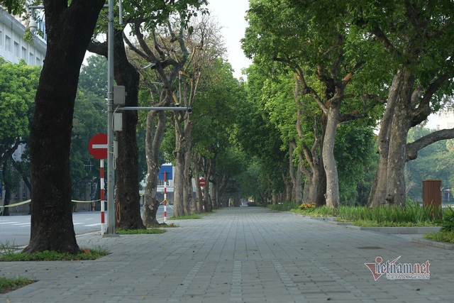Ngày đầu cách ly xã hội, lượng xe cộ vào giờ cao điểm ở Hà Nội giảm rõ rệt - Ảnh 4.