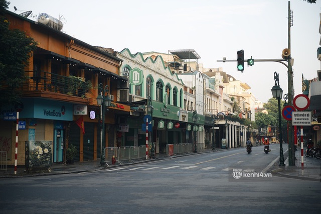 Hà Nội ngày đầu thực hiện giãn cách xã hội theo Chỉ thị 16: Đường phố vắng lặng, hàng quán đóng kín cửa im lìm - Ảnh 5.