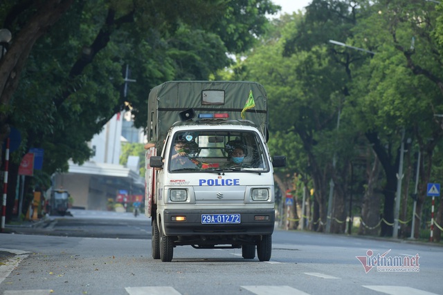 Ngày đầu cách ly xã hội, lượng xe cộ vào giờ cao điểm ở Hà Nội giảm rõ rệt - Ảnh 5.