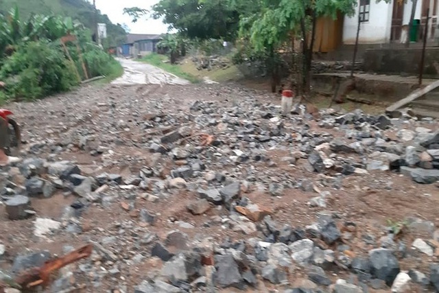  Mưa lớn suốt 24 giờ gây ngập lụt ở huyện cao nhất Nghệ An  - Ảnh 7.