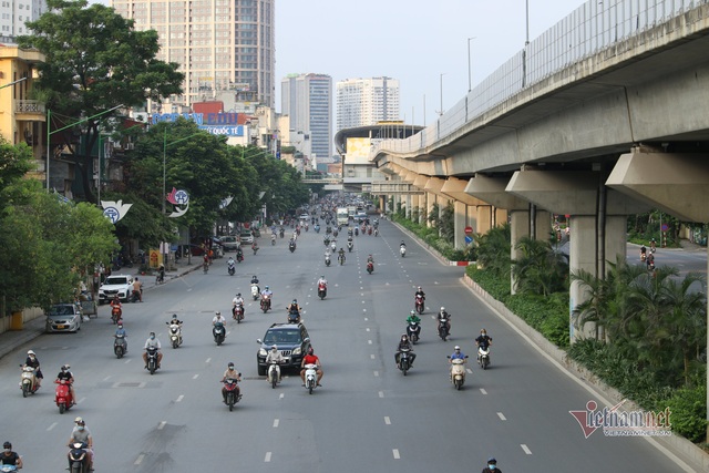 Ngày đầu cách ly xã hội, lượng xe cộ vào giờ cao điểm ở Hà Nội giảm rõ rệt - Ảnh 7.