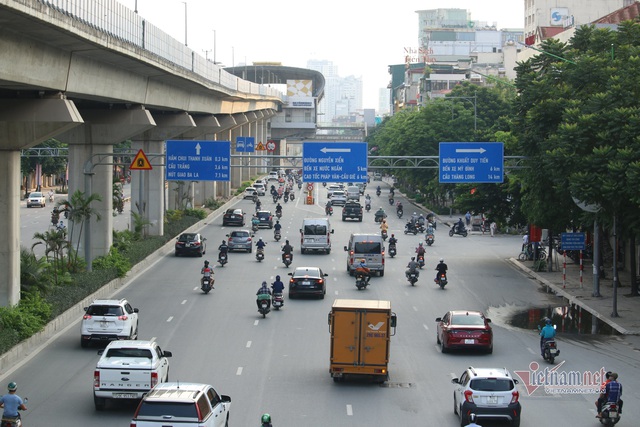 Ngày đầu cách ly xã hội, lượng xe cộ vào giờ cao điểm ở Hà Nội giảm rõ rệt - Ảnh 8.