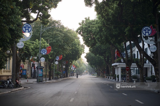 Hà Nội ngày đầu thực hiện giãn cách xã hội theo Chỉ thị 16: Đường phố vắng lặng, hàng quán đóng kín cửa im lìm - Ảnh 9.