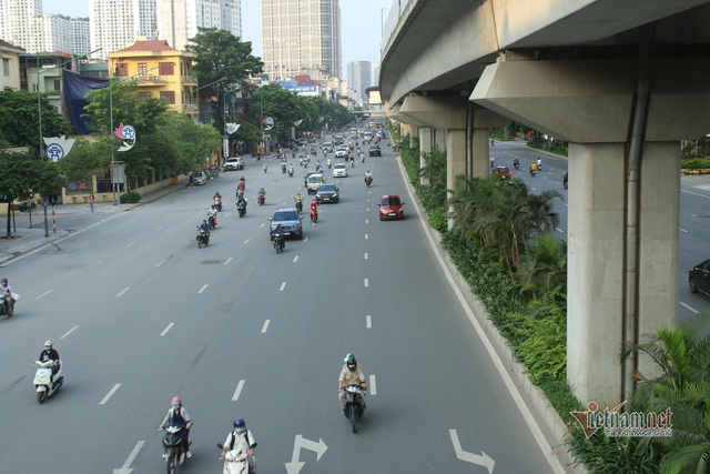 Ngày đầu cách ly xã hội, lượng xe cộ vào giờ cao điểm ở Hà Nội giảm rõ rệt - Ảnh 9.