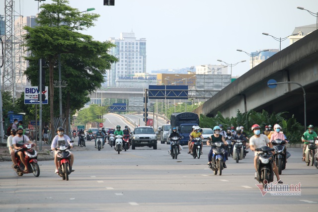 Ngày đầu cách ly xã hội, lượng xe cộ vào giờ cao điểm ở Hà Nội giảm rõ rệt - Ảnh 10.