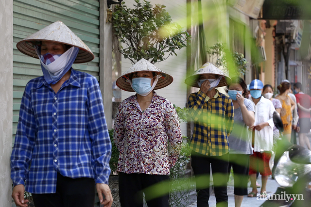 Một gia đình ở phố cổ Hà Nội bỏ tiền túi mua hơn 10 tấn gạo phát miễn phí cho người dân gặp khó khăn vì dịch - Ảnh 11.