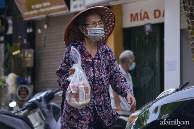 Một gia đình ở phố cổ Hà Nội bỏ tiền túi mua hơn 10 tấn gạo phát miễn phí cho người dân gặp khó khăn vì dịch - Ảnh 15.