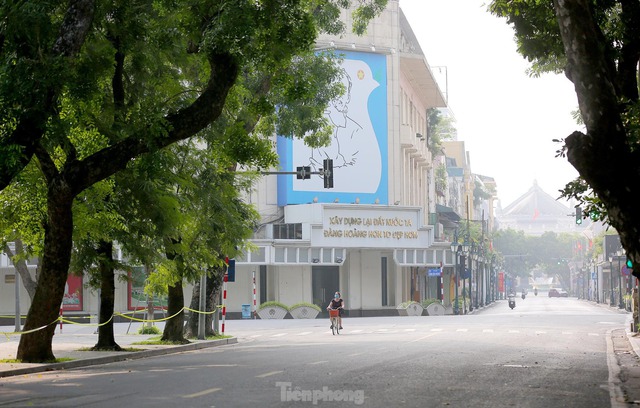 Ngày thứ 2 giãn cách xã hội, đường phố Hà Nội thông thoáng, chợ bớt nóng - Ảnh 4.