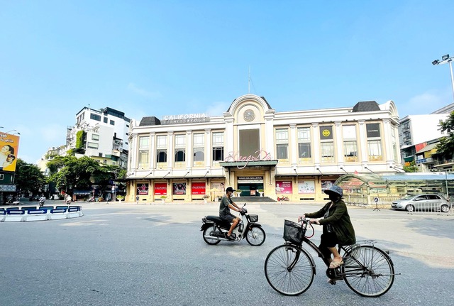 Ngày thứ 2 giãn cách xã hội, đường phố Hà Nội thông thoáng, chợ bớt nóng - Ảnh 6.