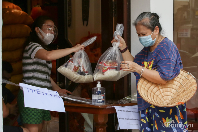 Một gia đình ở phố cổ Hà Nội bỏ tiền túi mua hơn 10 tấn gạo phát miễn phí cho người dân gặp khó khăn vì dịch - Ảnh 7.