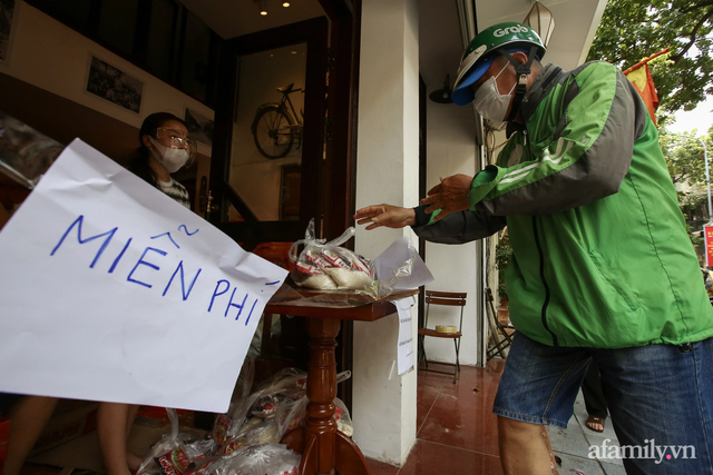 Một gia đình ở phố cổ Hà Nội bỏ tiền túi mua hơn 10 tấn gạo phát miễn phí cho người dân gặp khó khăn vì dịch - Ảnh 9.