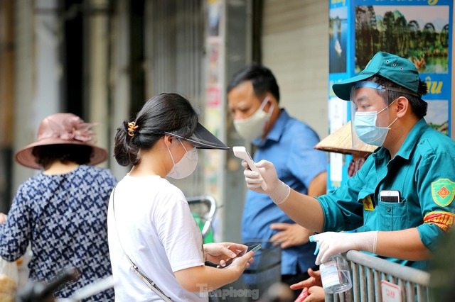 Ngày thứ 2 giãn cách xã hội, đường phố Hà Nội thông thoáng, chợ bớt nóng - Ảnh 9.