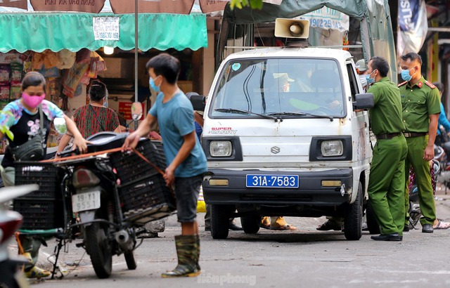 Ngày thứ 2 giãn cách xã hội, đường phố Hà Nội thông thoáng, chợ bớt nóng - Ảnh 10.