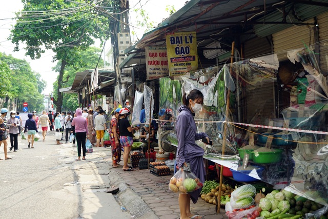 Tiểu thương Hà Nội giăng nilon phòng dịch, ngăn cách tiếp xúc người mua hàng - Ảnh 3.