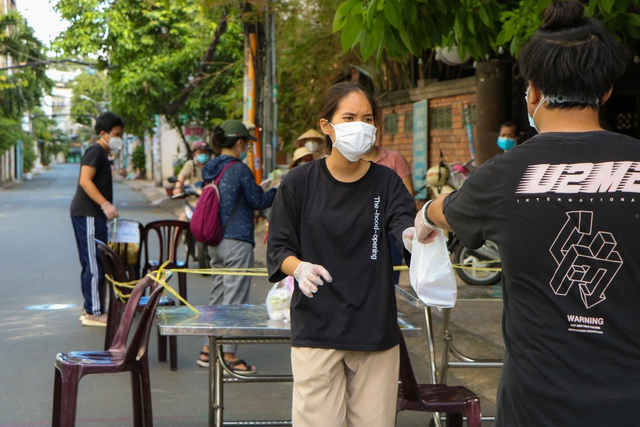 Tình nguyện viên đội nắng bảo vệ vùng xanh ở Sài Gòn - Ảnh 8.
