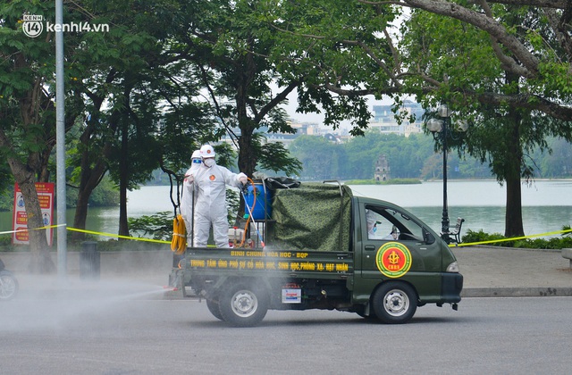 Hàng chục xe chuyên dụng bắt đầu phun khử khuẩn quanh Hồ Gươm và nhiều tuyến phố chính tại Hà Nội - Ảnh 13.