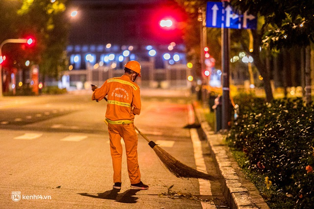 Đường phố Sài Gòn sau 18h vắng lặng như thế nào? - Ảnh 15.