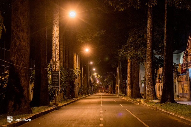 Đường phố Sài Gòn sau 18h vắng lặng như thế nào? - Ảnh 16.