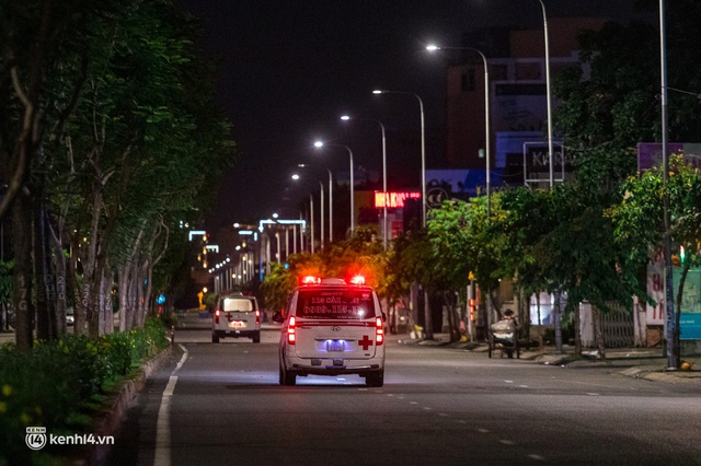 Đường phố Sài Gòn sau 18h vắng lặng như thế nào? - Ảnh 17.