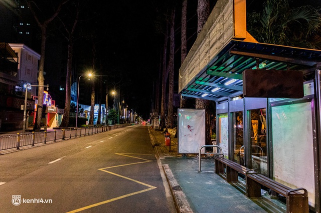 Đường phố Sài Gòn sau 18h vắng lặng như thế nào? - Ảnh 18.