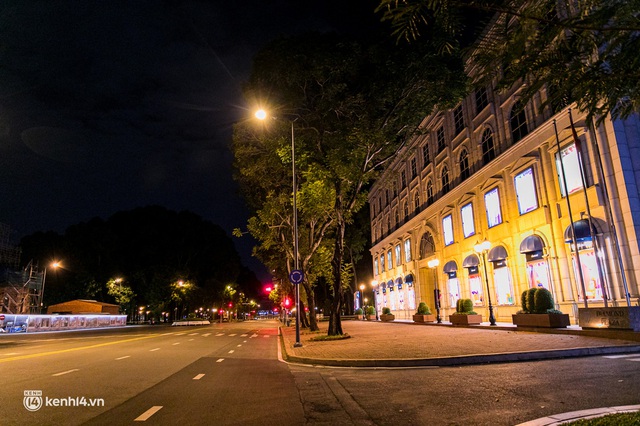 Đường phố Sài Gòn sau 18h vắng lặng như thế nào? - Ảnh 21.