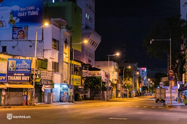 Đường phố Sài Gòn sau 18h vắng lặng như thế nào? - Ảnh 24.