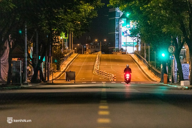 Đường phố Sài Gòn sau 18h vắng lặng như thế nào? - Ảnh 25.