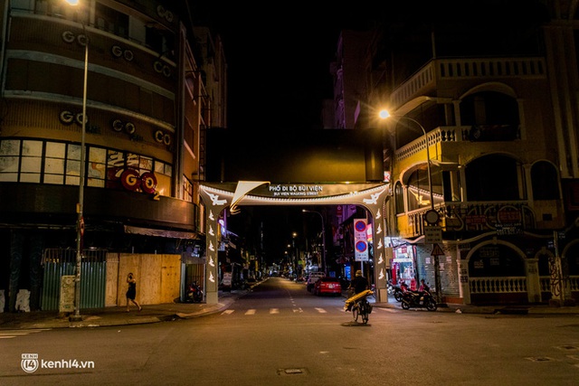 Đường phố Sài Gòn sau 18h vắng lặng như thế nào? - Ảnh 7.