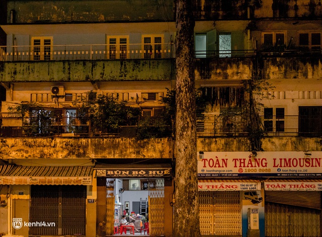 Đường phố Sài Gòn sau 18h vắng lặng như thế nào? - Ảnh 9.